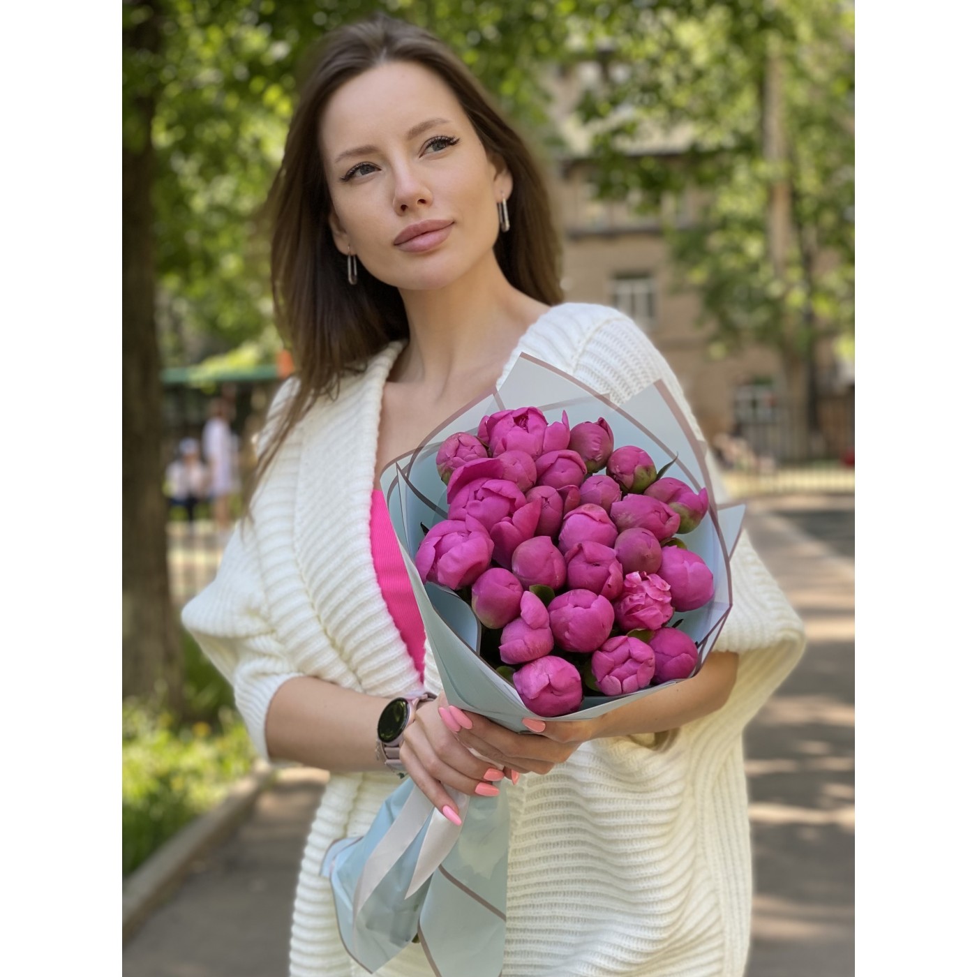25 малиновых пионов